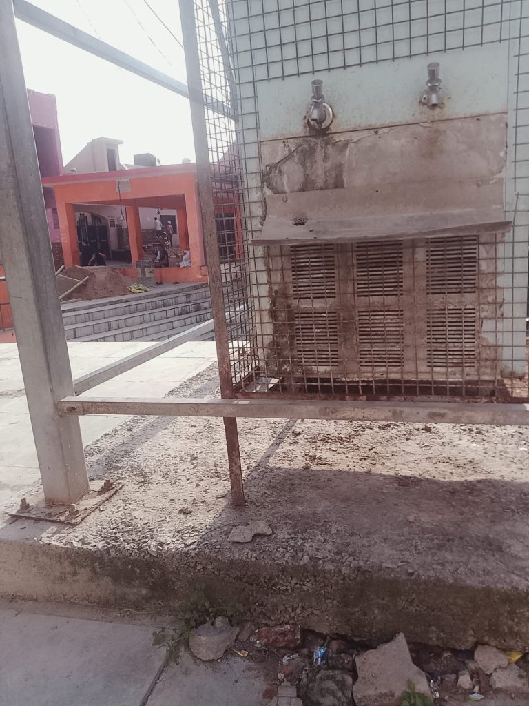 बिगड़े वाटर कूलरों से नगरवासी परेशान, डीएम से जांच व कार्रवाई की मांग।