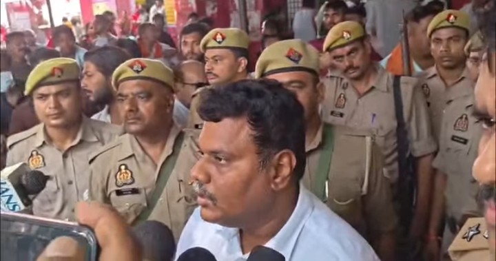 गणेश उत्सव के बीच पंजाबी धर्मशाला का छज्जा गिरा, कई लोग घायल।