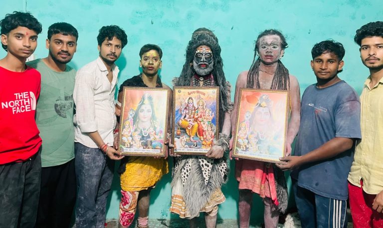 अघोरी कलाकारों को महाकाल भक्त मंडल ने किया सम्मानित।