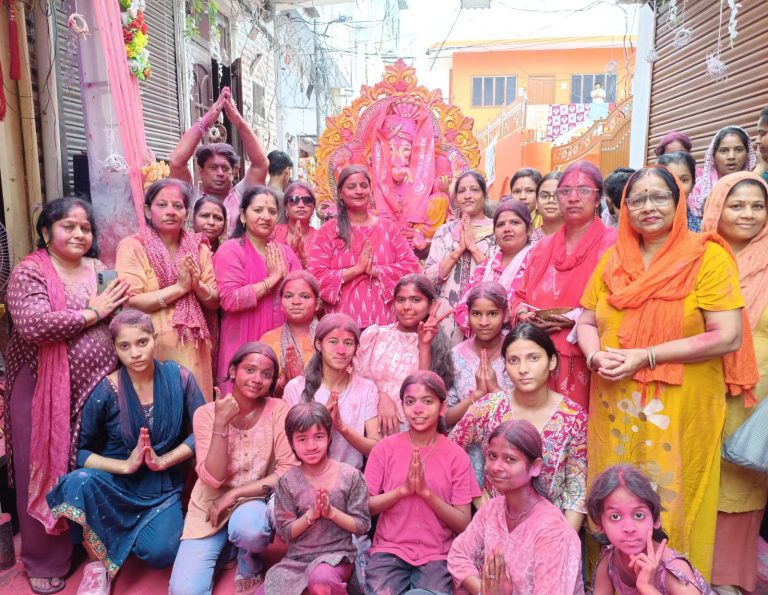 छप्पन भोग और आकर्षक झांकियों से सजा गणेश महोत्सव, जयकारों से गूंजा पंडाल।