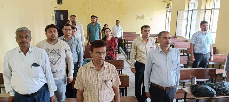 डाइट मथुरा में गूंजा वंदेमातरम्, कार्मिकों ने एक स्वर में किया गायन।