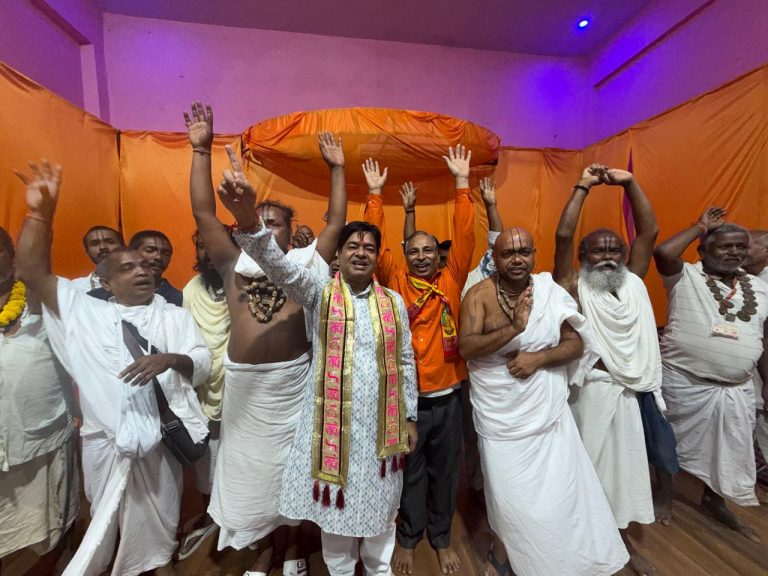आठ राज्यों के श्रद्धालुओं ने श्रीकृष्ण जन्मभूमि पर मंदिर निर्माण की ली शपथ।