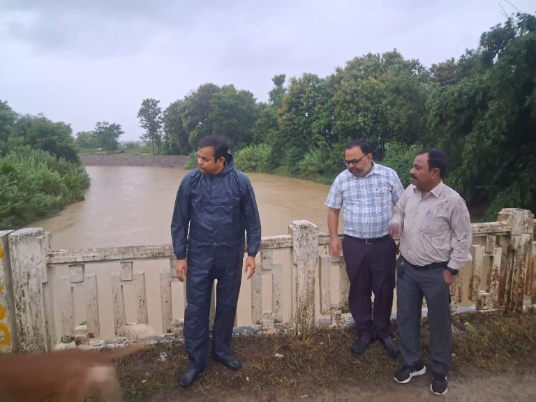 चन्दन और गंडक नदी के बढ़ते जलस्तर पर प्रशासन अलर्ट, एडीएम ने किया स्थलीय निरीक्षण।