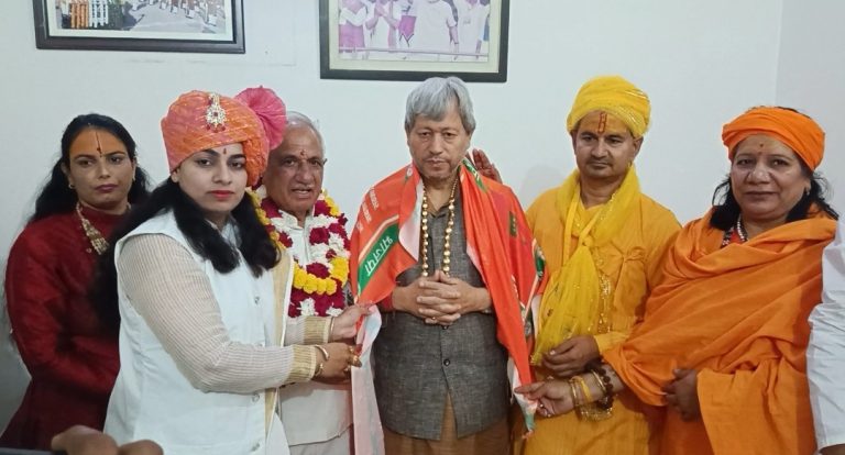 श्रीकृष्ण संकल्प रजत शिला का उत्तराखंड के पूर्व मुख्यमंत्री तीरथ सिंह रावत ने किया मथुरा में पूजन।