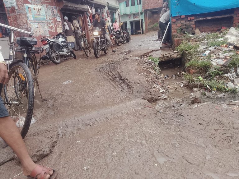 आट ग्राम पंचायत में सफाई व्यवस्था पर उठे सवाल, गंदगी से ग्रामीण परेशान।