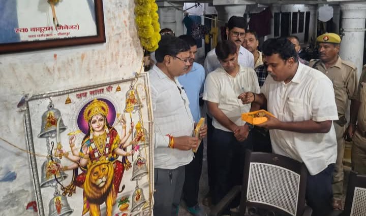 बारिश के बीच डीएम का रात्रि निरीक्षण, रैन बसेरों की व्यवस्थाओं का लिया जायजा।