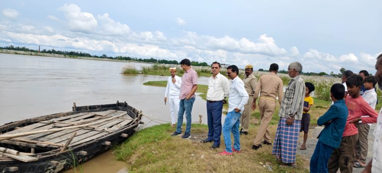डुमरियागंज में बाढ़-जलभराव को लेकर प्रशासन अलर्ट, SDM ने किया दर्जनों गांवों का निरीक्षण।