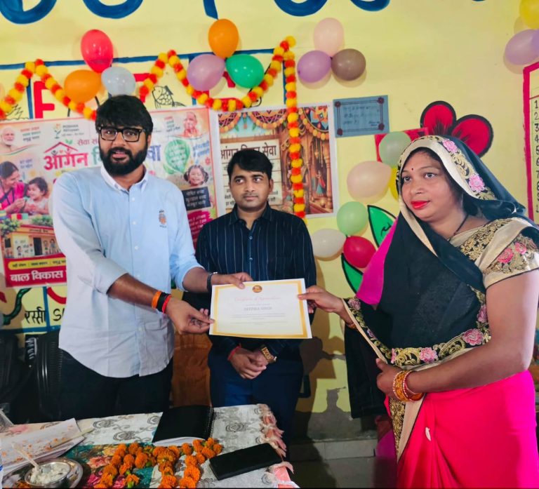 आंगन मिलन कार्यक्रम में आदर्श ठाकुर ने किया मातृशक्ति से संवाद।