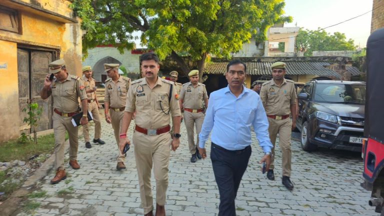 थाना बेला में डीएम-एसपी का निरीक्षण, लंबित मामलों के शीघ्र निस्तारण के निर्देश।