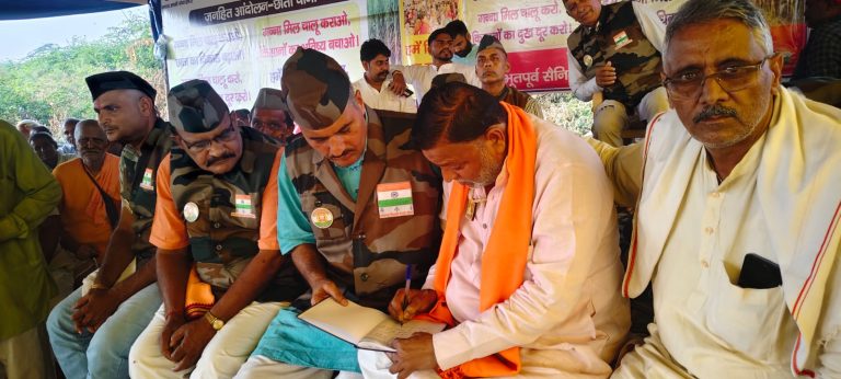 छाता चीनी मिल धरना: FIR दर्ज कराने वाले गिर्राज वाल्मीकि ने वापस ली रिपोर्ट, धरने पर पहुंचकर मांगी माफी।