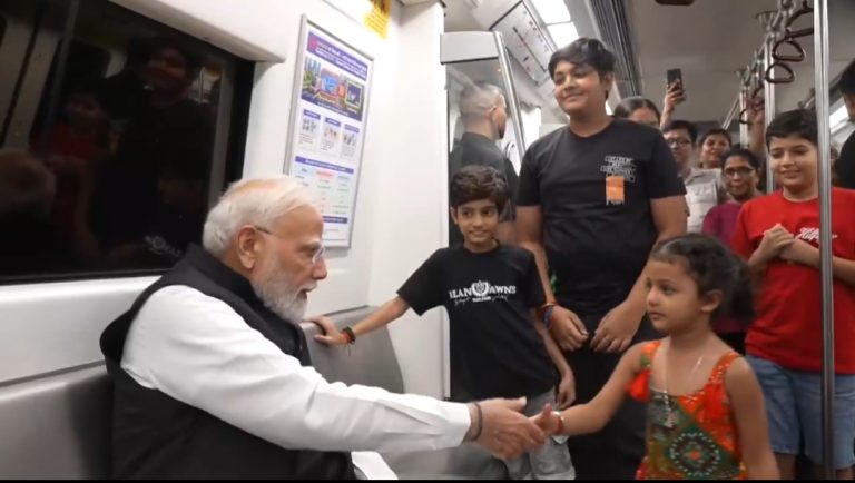पीएम मोदी का मेट्रो मोमेंट्स : बच्चों से की बात, जन्माष्टमी से लेकर किताबों तक पर हुई चर्चा।