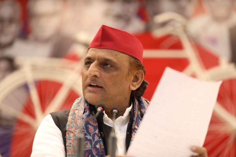 चुनाव आयोग कठपुतली की तरह काम कर रहा, लोकतंत्र को खत्म करने की साजिश: अखिलेश यादव