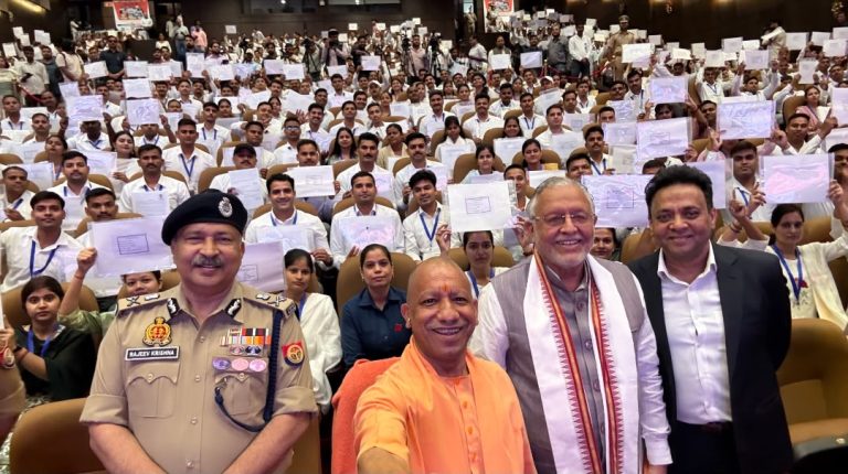 विपक्ष गिनता जाए, सरकार नियुक्तियां देती जाएगी : योगी आदित्यनाथ