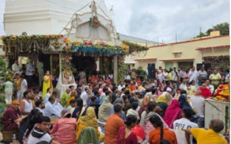 सन्त नीम करौली कॉरीडोर घोषणा पर मुख्यमंत्री को वृंदावन आगमन का निमंत्रण।