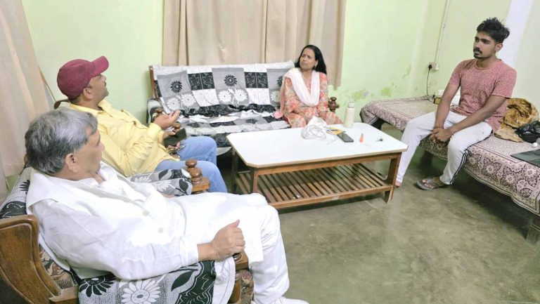 गरीबों की आवाज रहे कॉमरेड स्व. के.के. तिवारी के घर पहुंचे सांसद राम प्रसाद चौधरी, परिजनों को दी सांत्वना।