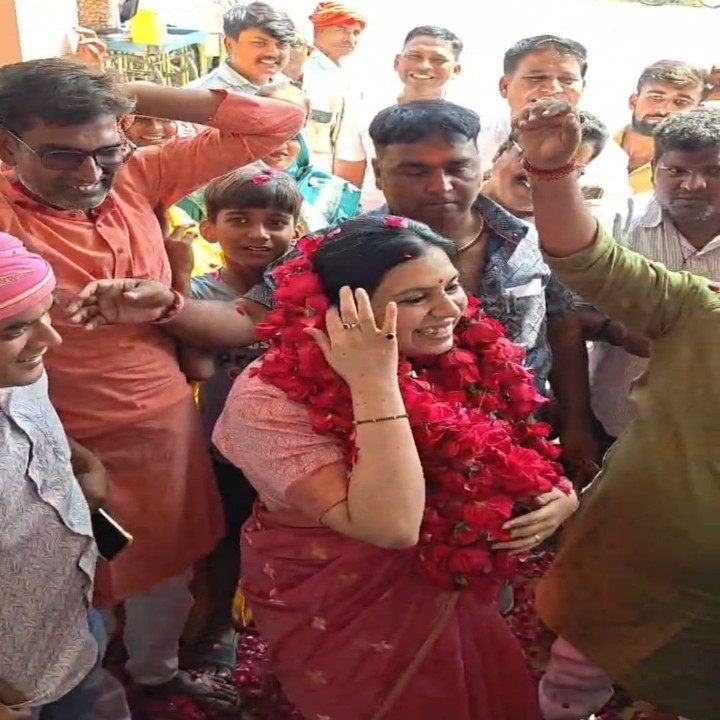 दिव्या मित्तल के स्वागत में उमड़ा जनसैलाब, पुष्पवर्षा कर किया अभिनंदन।