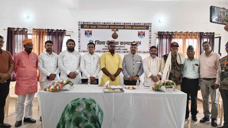 संत कबीर नगर में सेवा संकल्प अभियान के तहत वीर गाथा एवं सैनिक सम्मान समारोह आयोजित।