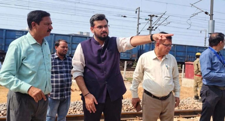 अंडरपास में जलभराव पर नगर आयुक्त सख्त, किया निरीक्षण।
