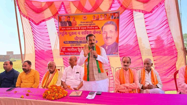 ग्राम डड़वा में 20 लाख रुपये की लागत से बनने वाली सड़क का पूर्व मंत्री डॉ. सतीश द्विवेदी ने किया भूमिपूजन।