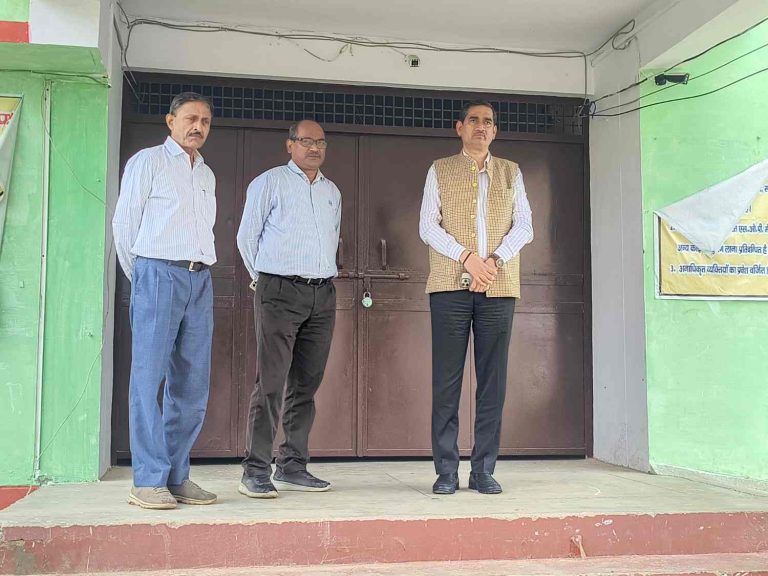डीएम ने ईवीएम-वीवीपैट वेयरहाउस का किया मासिक बाहरी निरीक्षण, सुरक्षा व्यवस्थाओं का जायजा लिया।