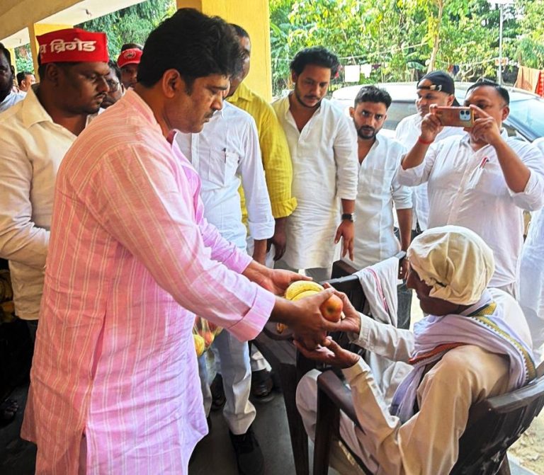 समाजवादियों ने पुण्य तिथि पर संस्थापक मुलायम सिंह यादव को किया नमन्, वृद्धा आश्रम में फल का वितरण।