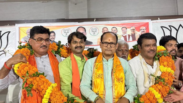 भाजपा के नवनियुक्त जिला प्रभारी डॉ. सतेन्द्र सिन्हा का बस्ती आगमन पर भव्य स्वागत।