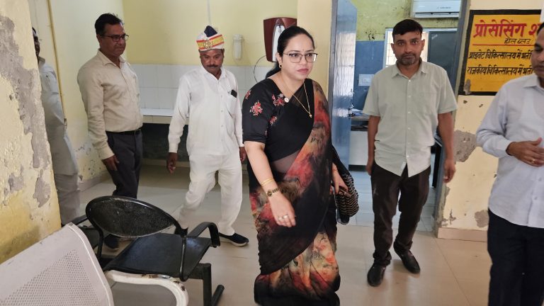 राष्ट्रीय स्वैच्छिक रक्तदान दिवस पर डीएम ने ब्लड बैंक का किया निरीक्षण।