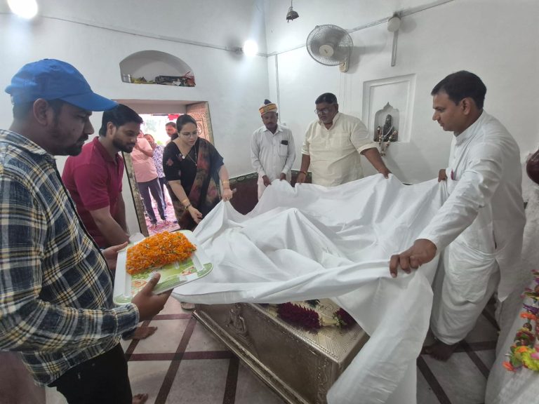 मगहर में डीएम ने की पूजा-अर्चना, मजार पर चढ़ाई चादर।