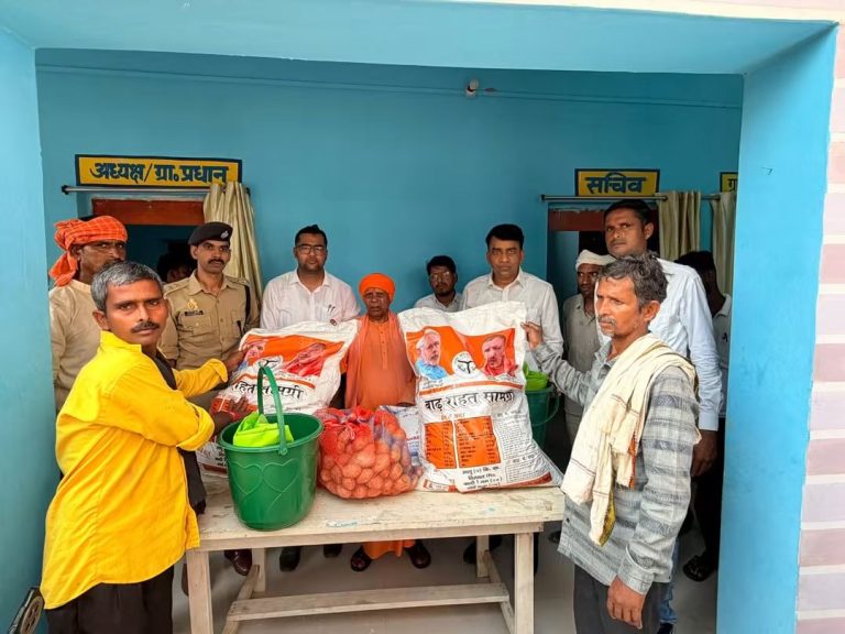 विधायक श्यामधनी राही ने बाढ़ प्रभावित अमरिया टोला-संगलदीप में वितरित की राहत सामग्री, पीड़ित परिवारों का जाना कुशलक्षेम।