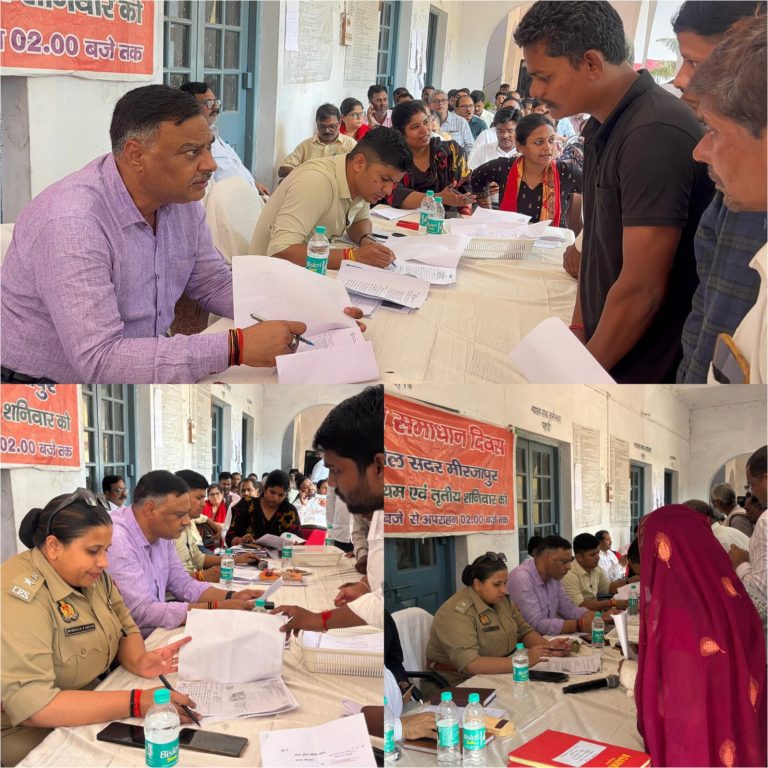 सम्पूर्ण समाधान दिवस में डीएम ने सुनी फरियादियों की समस्याएं।