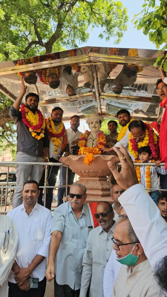 जमानत के बाद मथुरा पहुंचे मुकेश धनगर, कांग्रेस कार्यकर्ताओं ने किया जोरदार स्वागत।