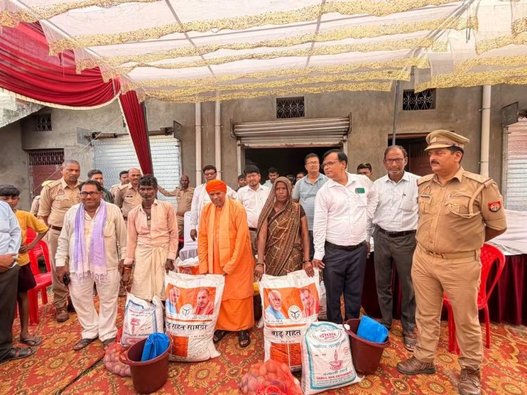 बाढ़ प्रभावित फुलवरिया टोला भलुहा में विधायक श्यामधनी राही ने वितरित की राहत सामग्री।