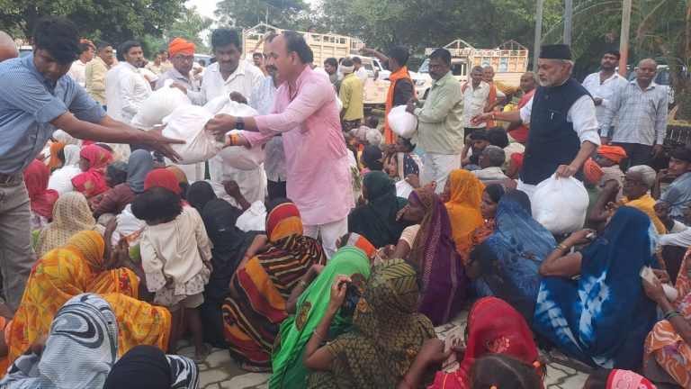 बाढ़ प्रभावित गांवों में पहुंचे उपेंद्र प्रताप सिंह, पीड़ित परिवारों को बांटी राहत सामग्री।