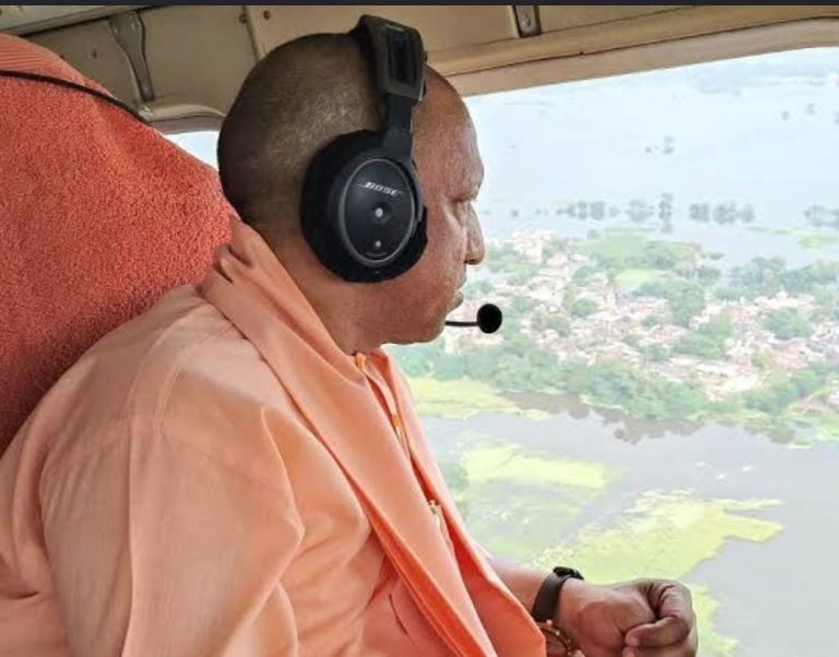 बाढ़ प्रभावित लखनऊ और सीतापुर का सीएम योगी ने किया हवाई सर्वेक्षण.