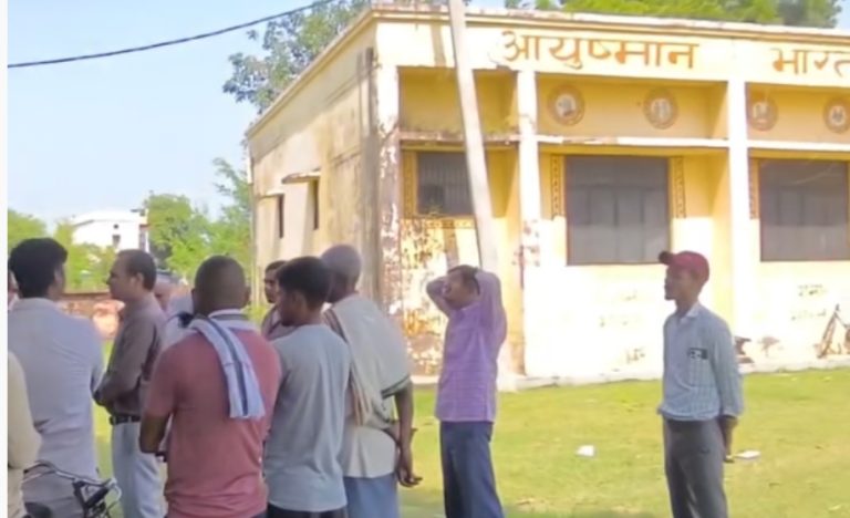 सेमरी में आयुष्मान आरोग्य मंदिर बदहाल: भवन खड़ा इलाज नदारद; डॉक्टर नहीं कुत्ते सो रहे