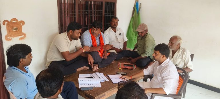 प्रधान संघ अध्यक्ष ने बूथों पर पहुंच कर निभाई जिम्मेदारी।