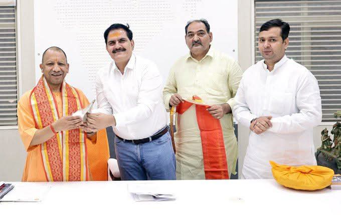जिला पंचायत अध्यक्ष ने मुख्यमंत्री योगी से की भेंट, विकास कार्यों और धार्मिक स्थलों के जीर्णाेद्धार पर हुई चर्चा।