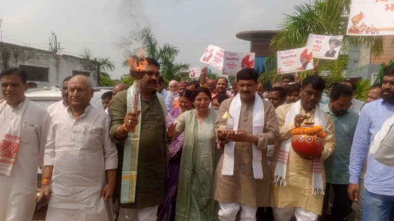 मा0 जिला प्रभारी, मा0 जिलाध्यक्ष भाजपा व मा0 विधायकगण की गरिमामयी उपस्थिति में निकाली गयी भव्य ‘‘सेवा ज्योति कलश यात्रा’’।