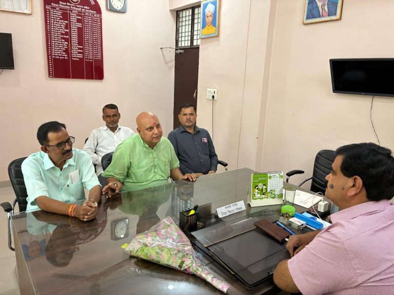 चुनाव आयोग के खिलाफ सपाइयों ने निकाला पैदल मार्च, ज्ञानेश कुमार का पुतला फूंका।