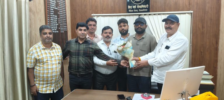 जीआईएस बीमा कटौती वापस पाने वाला प्रदेश का पहला ब्लॉक बना डुमरियागंज।