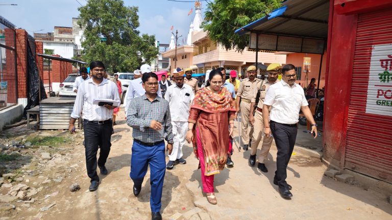 डीएम ने शहर के समय माता मंदिर स्थित पक्का पोखरा के सौंदर्यीकरण आदि से संबंधित निर्माण कार्यों का किया स्थलीय निरीक्षण, दिए आवश्यक दिशा-निर्देश।
