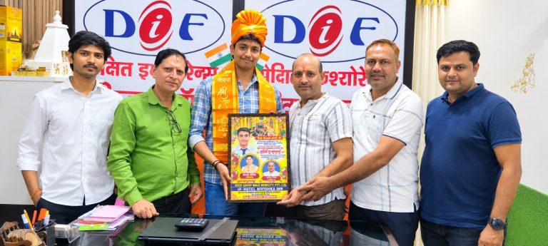 प्रतिष्ठित कंपनी में चयनित होने पर केशव शर्मा का सम्मान।
