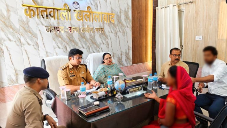 डीएम व एसपी ने समाधान दिवस पर थाना कोतवाली खलीलाबाद पर पहुंचकर सुनी जनता की समस्याएं, सम्बन्धित को दिये गये आवश्यक दिशा निर्देश।