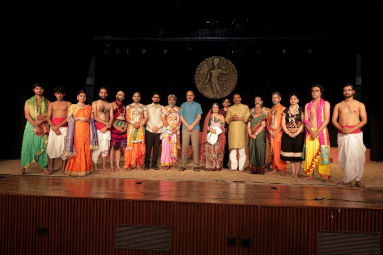 अन्याय के खिलाफ उठी ध्रुवस्वामिनी की आवाज, मंच पर गूंजा नारी स्वाभिमान।