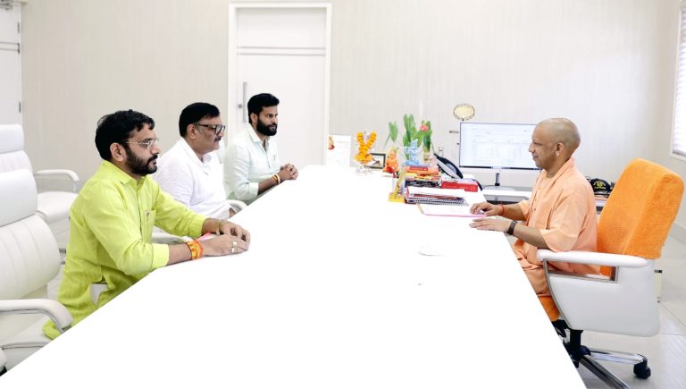 सीएम योगी से मिले जिला पंचायत प्रशासक कमल सिंह दोहरे, जिले के विकास पर हुई चर्चा।