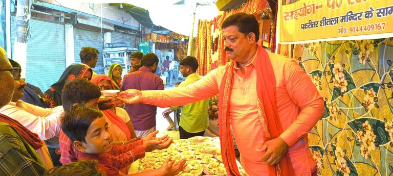25 वर्षों से मां के भक्तों की सेवा में जुटे रतन मोहन मिश्र, नवरात्र में कराते हैं निःशुल्क प्रसाद वितरण।