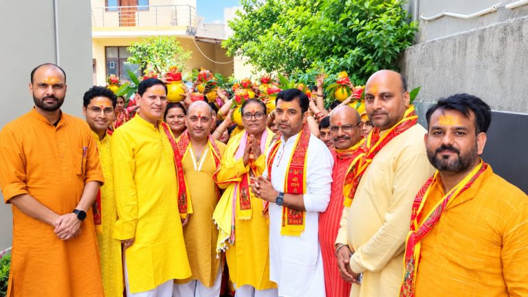 चंदा ग्रीन सोसाइटी में शारदीय नवरात्रि पर मां भगवती की मूर्ति स्थापित, निकाली गई कलश यात्रा।