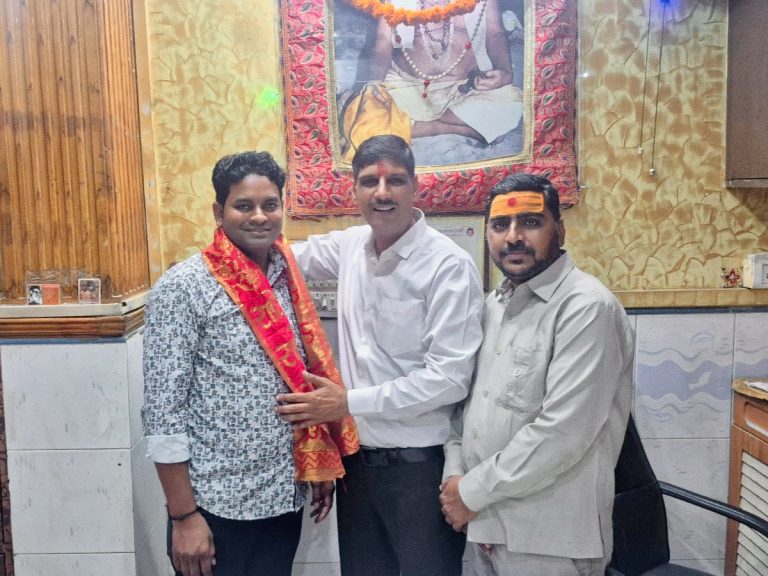 होलीगेट पर जी न्यूज मथुरा के कार्यालय का उद्घाटन।