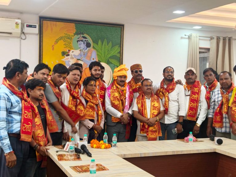 गिरिराज जी के दुग्धाभिषेक के साथ पत्रकारों ने लिया एकजुटता का संकल्प, गोवर्धन में बनेगा प्रेस क्लब।