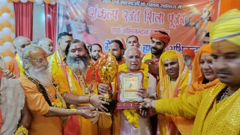 दिनेश फलाहारी महाराज को ब्रज रत्न, रूप सिंह नागर को अंतरराष्ट्रीय सनातन रत्न पुरस्कार से किया सम्मानित।